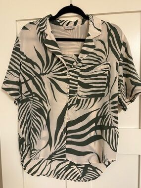 AYR Women's Short Sleeve Button Front Tropical Print Shirt - Green/White Silk